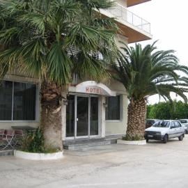 HOTEL ALEXANDROS, viešbutis mieste Lutrakis