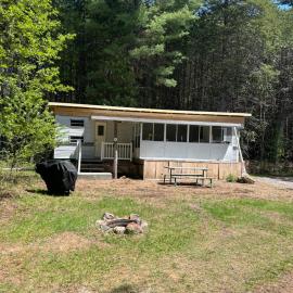 The Princeton at New Frontiers Retreat, отель в городе Eganville