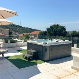Beach Front Home In Primosten With House Sea View، فندق في بريموستين