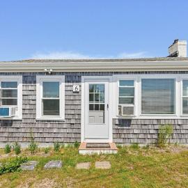 Beach Home With Beautiful Ocean Views, hotel din Dennis