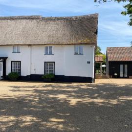 The Pelican Room-converted Cart Lodge near airport