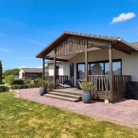 Chalet 3 chambres avec terrasse dans cadre verdoyant - FR-1-783-3, hotel din Marzan