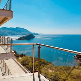 Top-Hill Stunning View 2 BDR Apt & Sunset Terrace, hotel in Komoševina