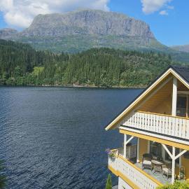 Huset ved Dalsfjorden, Hotel in Helle