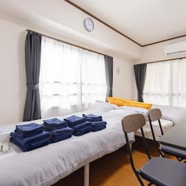 Apt 5-min Walk to Matsuyama City Station Up to 4 Guests, hotel in Matsuyama
