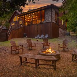 Twilight Pines - Dreamy Cabin w Hot Tub & optional Kids Loft, hotel u gradu Broken Bou