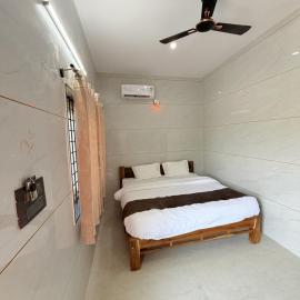 Sharada Rooms AC & Non AC, hotel di Seringapatam