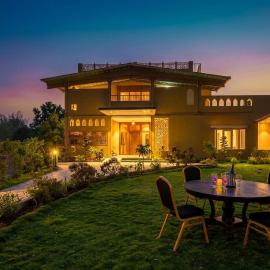 StayVista at Vannraj Farm Villa with Shared Pool & Bonfire, hotel a Khawāsa