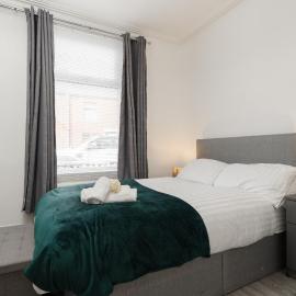 Denton Luxury Home - Sleep 8 - Speedy Wi-Fi - Free On-Site Parking, hotel in Denton