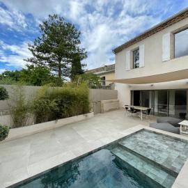 Quiet house, air conditioning, 3 bedrooms, small pool, hotell i Junas