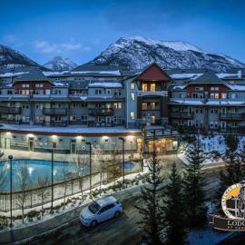 Heated outdoor pool 2 Bedroom Condo in Canmore, hotel v destinácii Canmore