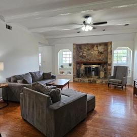 Willow and Stone Escape sleeps 6, Hotel in Warner Robins