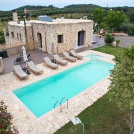 Heliopetra Lux Villa with private Pool, hotel u gradu Varípetron