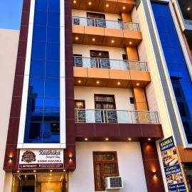 Radhika comfort stay, hotel in Vrindāvan