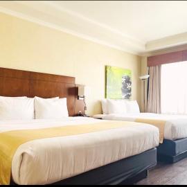Hotel & Suites Le Dauphin Drummondville, מלון בדראמונדוויל
