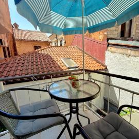 Majka 2 Apartments, hotel in Kotor
