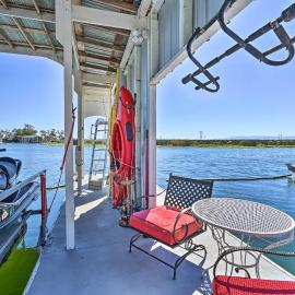 Bethel Island Retreat w/ Private Boat Slip!: Bethel Island şehrinde bir otel