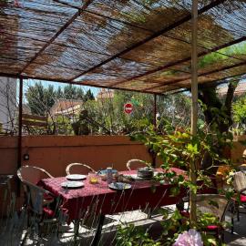 Dans 1 cadre de verdure convivial et relax, idéal mer et centre à 2 pas, jusqu'à 3 chambres triple et privées, parties communes sdb, wc, jardin, Hotel in Valras-Plage