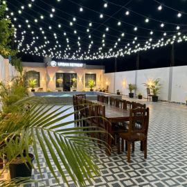 Urban Retreat Farmstays, hotel in Bahādurgarh