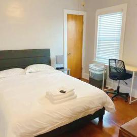Comfy First Floor Bedroom near Cleveland Clinic Fairview, hotel in Cleveland