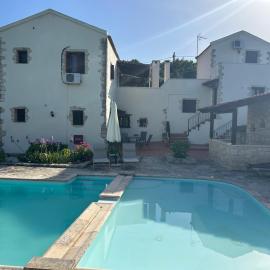Carlas House, Kalyves, hotel di Tsivarás