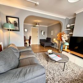 3 bed house, sleeps 5, 8 mins to Harold wood Station, Hotel in Havering