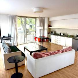 Departamento en Av Libertador con vista a la avenida, hotel in Martínez