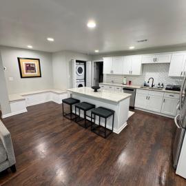 Charming 3BR Bungalow 10 min to Midtown & Stadium, hotel u gradu Atlanta