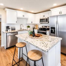 Cozy 5BR Retreat Game Room Rochester Suburb Area, Hotel in Rochester