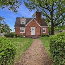 Brick B&B - 3Bed 2Full Bath! Downtown Edwardsville, hotel a Edwardsville