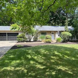 Boiler Bungalow - Entire 3 King Bed home!, hotel in West Lafayette