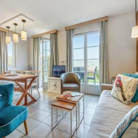 Luxe Normandy Duplex for 8 with Pool, hotel v destinaci Houlgate