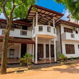 Iris Grand Hotel, hotel a Nittambuwa