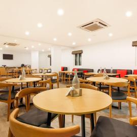 OYO Townhouse 164 Near ESI HOSPITAL、Ameerpetのホテル