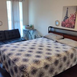 Fletcher Street Private Room with Ensuite Bathroom, Smart TV & Balcony Access, hotel in Atlanta