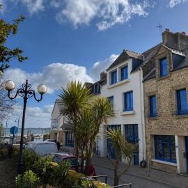 Maison bord de mer Locmariaquer Golfe du Morbihan 12 personnes、ロクマリアケールのホテル