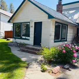Shores to Slopes Cozy Cabin 4BR w Game Loft, Walk to Lake, Spa