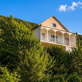 Spacious 5BR Forest Guesthouse in Vanadzor for Families & Groups، فندق في Vanadzor