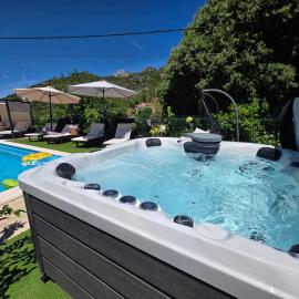 Luxury Villa Ivona Pool, Jacuzzi, Sauna & Privacy, hotel in Ošlje