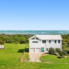 Boatswain Beach House، فندق في Mount Benson