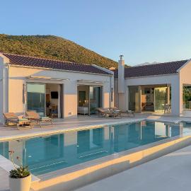 Oramia Infinity Villa with Heated Pool in Chania، فندق في Khámbatha