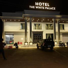 Hotel The White Palace, hotel di Umia