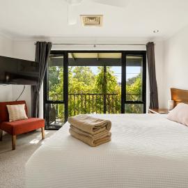 Group stays for Friends Families Weddings and Events Walkable to Fremantle and attractions Super Spacious with garden and courtyard and balcony and parking for 2 cars Sleeps 6 3BD 3BR, hotelli kohteessa Fremantle