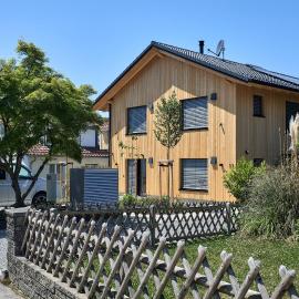 seeglueck ROSENHOF - naturnah Wohnen im Holz100-Vollholzhaus mit Whirlpool und Garten, Hotel in Konstanz