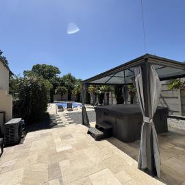 Villa le Cocon Nivernais - Piscine - Jacuzzi, hotel v destinaci Nevers