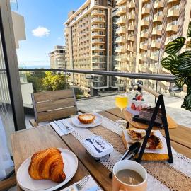 Resort Living 1BR Corner Apartment with Balcony, ξενοδοχείο σε Maribago