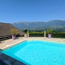 Chalet romantique avec piscine, Hotel in Monthion