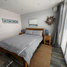 Private, modern guest suite Four Mile Bridge, Rhoscolyn, hotel sa Valley