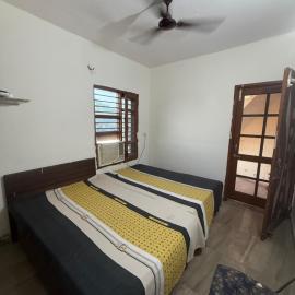 AC Room with attached bathroom and kitchen access, hotel v mestu Zirakpur