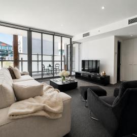 Luxe Port Melbourne Retreat 1BR, 2 Bath and Pool